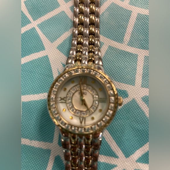 DMQ cz watch. Face is mother-of-pearl. Roman numerals. Stainless steel back. - Picture 3 of 5